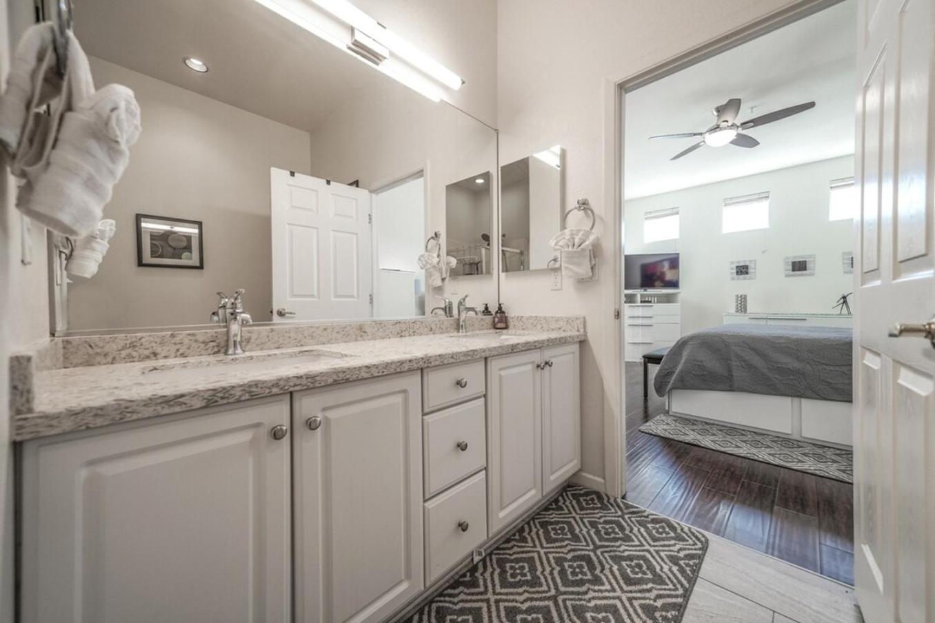 Waterfront-2nd Flr-3br-fireworks-private-gated